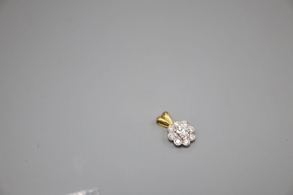 An 18ct. gold diamond cluster pendant, 0.75cm, gross 1.6 grams